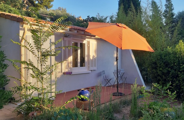 Agréable Cabanon au Cœur D'un Typique Jardin Toulonnais
