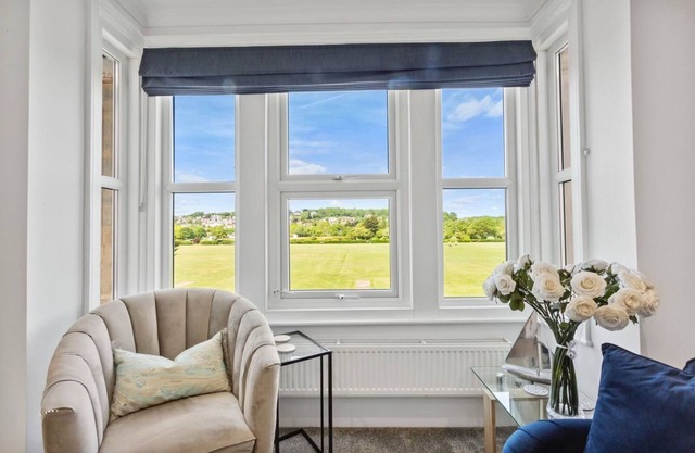 Ahoy There! 2 bed apartment right by the sea