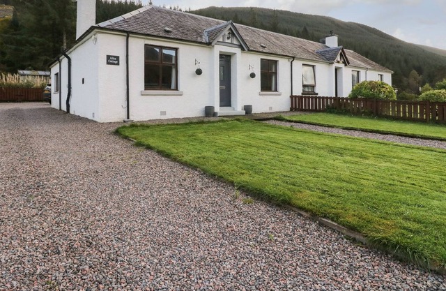 AILSA COTTAGE, pet friendly, with open fire in Fort Augustus