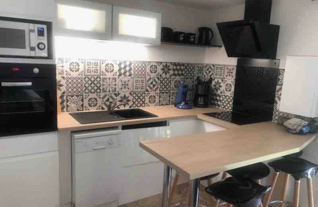 Air-conditioned house with courtyard + parking, swimming pool Shops and beach within walking distance