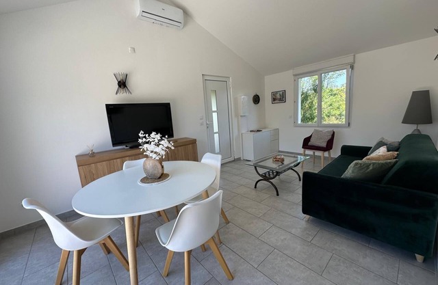 Air-conditioned house for 4 with view