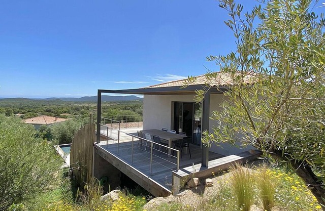 Air-conditioned villa with swimming pool, sea view.