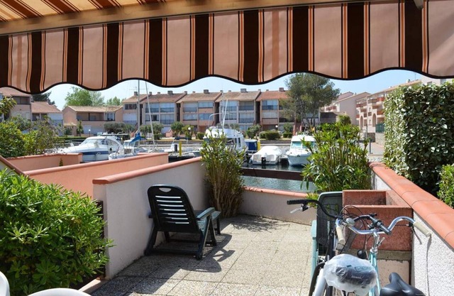 Air-conditioned apartment with terrace in lively area, private parking