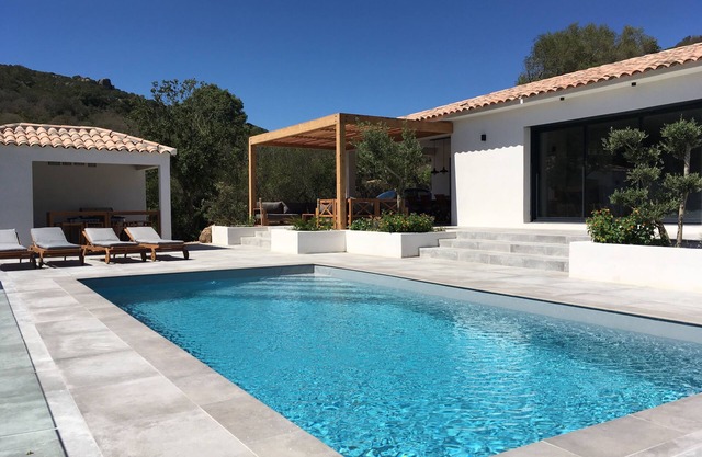 Air-conditioned Bonifacio villa with swimming pool