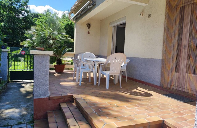 Air-conditioned villa with large garden, pets allowed