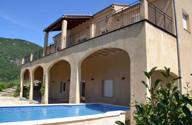 Air-conditioned gîte with private pool, boules pitch, 5 minutes from the Orb river