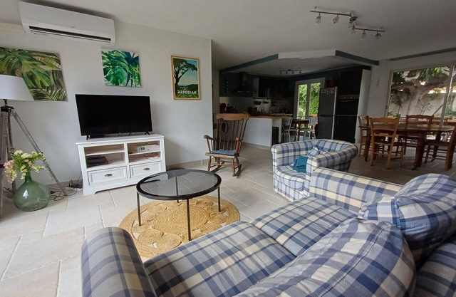 AIR CONDITIONED HOUSE IN ARMISSAN Narbonne with private pool.