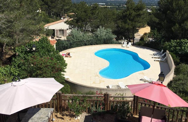 Air-conditioned house Domaine de Pont Royal, 3 bedrooms, swimming pool (June Sept), garden