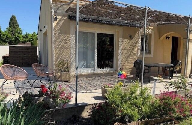 Air-Conditioned House with Private Garden in Le Thor, pets are welcome.