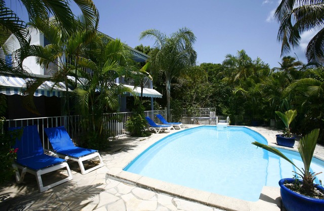 Air-conditioned studio with terrace in residence with pool, feet in the water