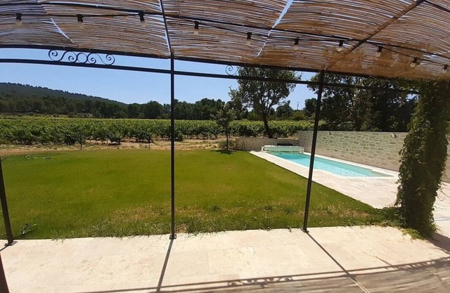 Air-conditioned villa with swimming pool on the edge of the vineyards July/August
