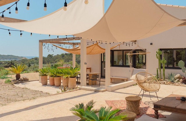 Air-conditioned villa, superb sea and island views, 4 bedrooms, small pool
