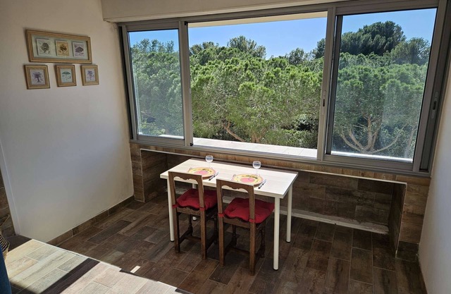 Air conditioning, fibre connection, in the heart of Les Sablettes, all on foot.