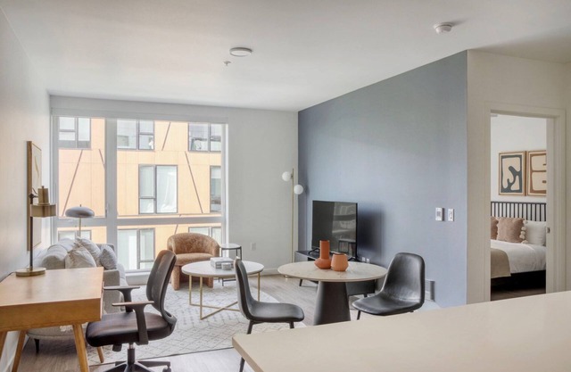 Airy Central District 1BR w/Gym & Pets, nr Dining, by Blueground