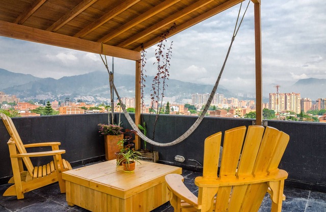 Airy Penthouse with Private Rooftop Terrace in a Quaint Colombian Neighbourhood