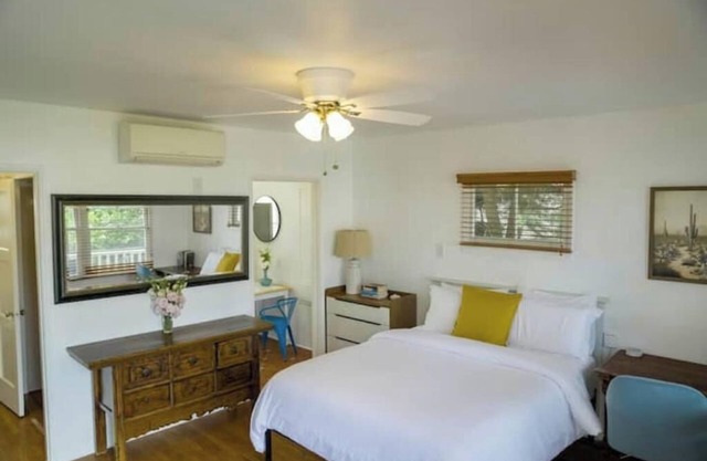 Airy Studio w Balcony - steps to Montana Ave. - E