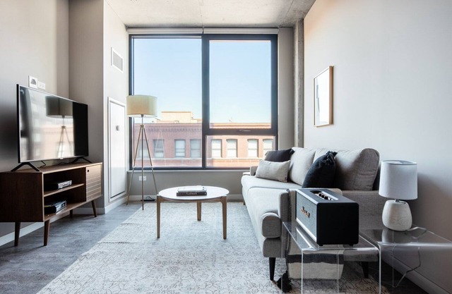 Airy West Loop 1BR w/Pool, Pet Spa, near Restaurant Row, by Blueground