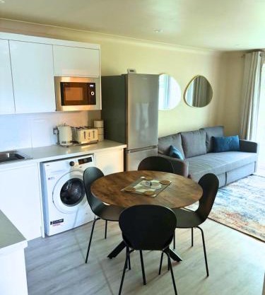 Aisiki Stays Apartments at Colindale, Ground Floor, 2-Bedroom & 1-Bathroom, Pet-Friendly, with Free Wi-Fi & Parking Space