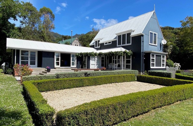Akaroa romantic retreat with stream boundary, native bush, bird song, privacy.