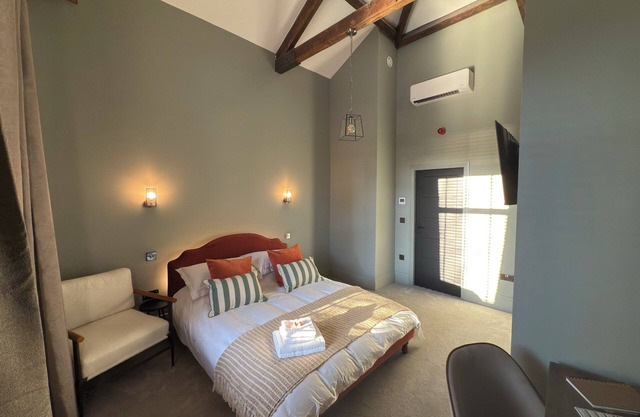 Akroyd House - The Wainhouse Room, A brand new stunning guest house, town centre location with parki