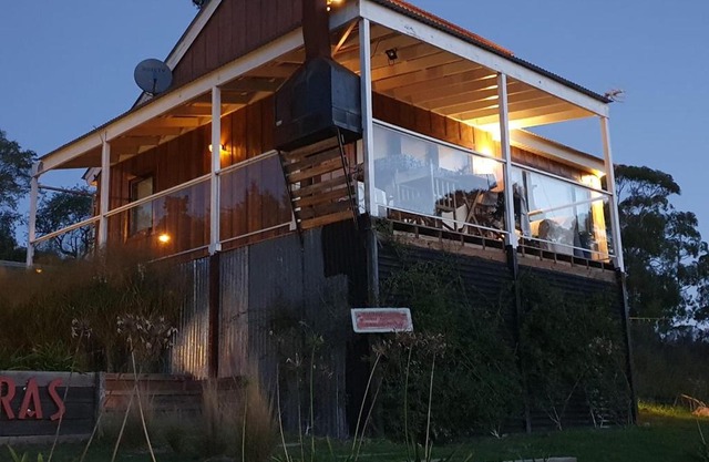 al pie de las sierras en villa del lago