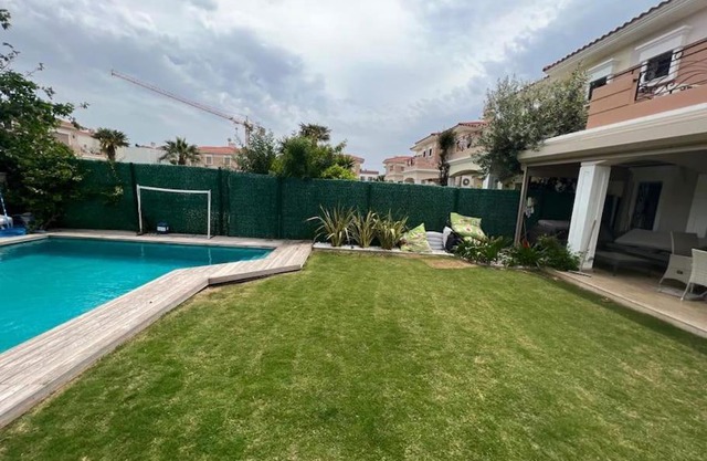 Alaçatı çarşıda, özel havuzlu 4 odalı villa