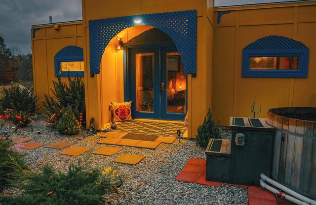 Aladdin Inspired Fairytale Cabin Hot Tub 3 miles from Hocking Hills State Park