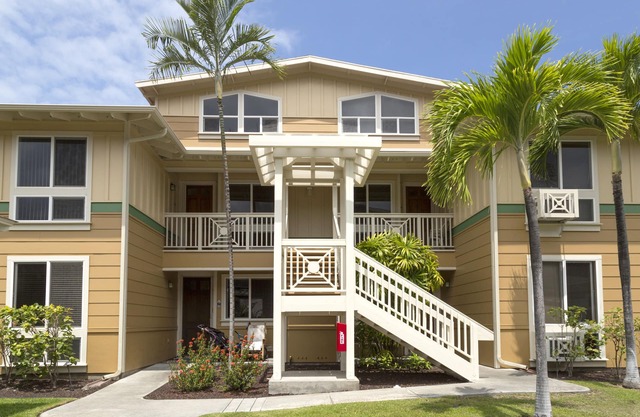 Alii Cove Top Floor Unit with Ocean View and walk to town and beach