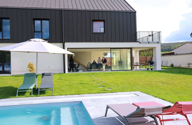 All comforts with a swimming pool and garden, ideal for groups in Champagne