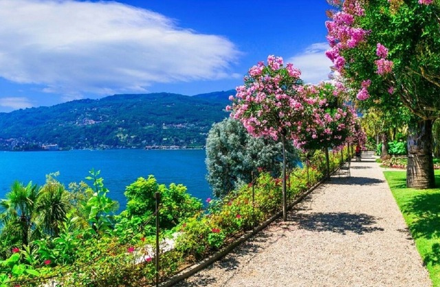 ALL-ENCOMPASSING LUXURY 600M2 VILLA WITH MAGICAL EXQUISITE VIEWS OF LAKEMAGGIORE