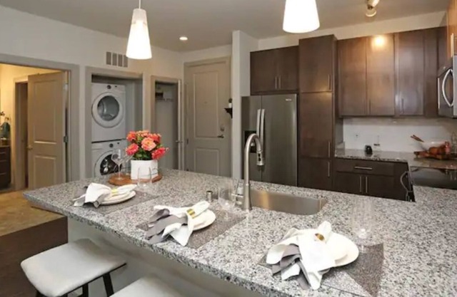ALL INCLUSIVE-MODERN LUXURY near Downtown State Capitol-HEATED PARKING
