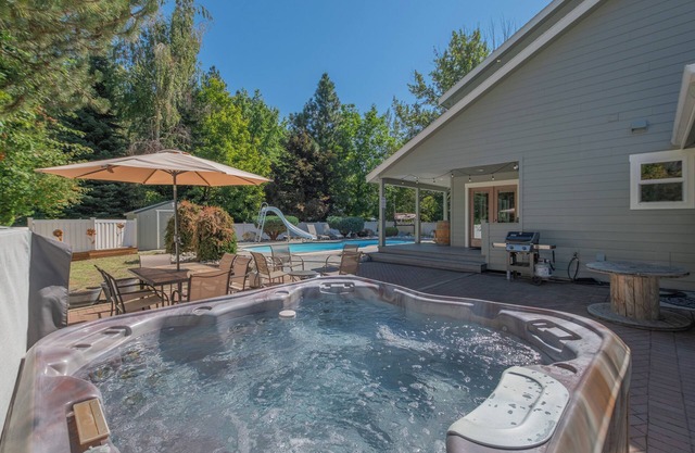 All Seasons Getaway-Town, Hot Tub, Pool, BBQ, Yard