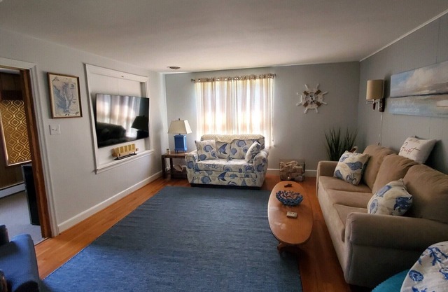 All the comforts of home within a 3 Min. walk to the Bay, Restaurants Marinas.