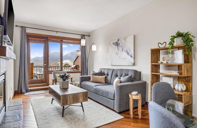 Alluring Mountain View Condo - The Heart Of Downtown!