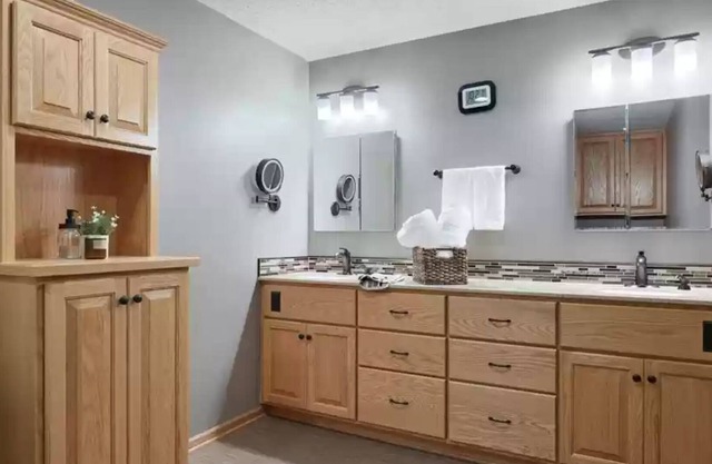 Almost 2 acre remodeled 5 bed room 4 bath one mile south of Excelsior
