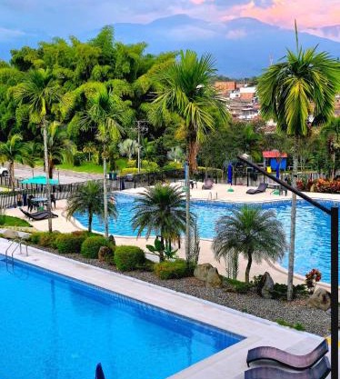 Alojamiento Familiar para 19 - A 5min del Aeropuerto-Parque del Café - Con Piscina - By Molca Travel