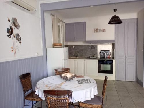 ALPES DE HAUTE PROVENCE , VINON SUR VERDON , UN DES PLUS BEAUX VILLAGE PROVENÇAL DE FRANCE POUR 4 a 5 PERS , TRES GRAND APPT 2 PCES , Tout Confort entièrement équipé