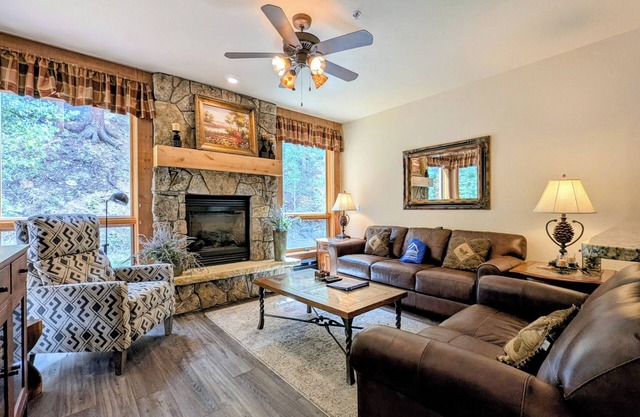 Alpine Oasis: Stylish Lodge with Nearby Trails