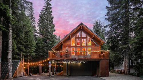 Alpine Retreat at Snoqualmie Pass- 5-Min to Slopes, Private Creek, BBQ, Fireplace, Smart TVs, Kids Games, Hi-Speed Wi-Fi