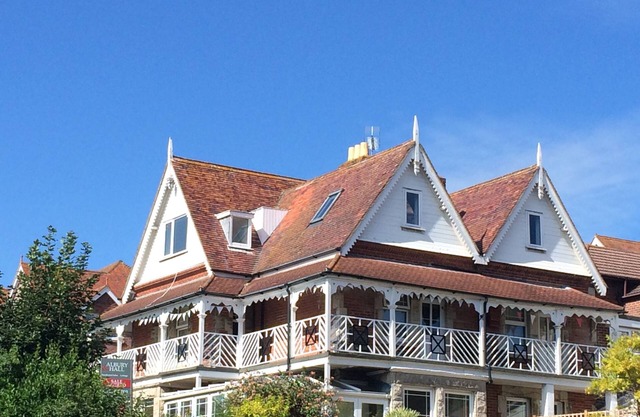 Alrose Villa, wrap around balcony sea/hill views, minutes walk from beach/town.