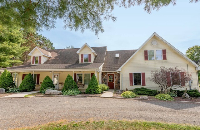 Alvie House: Lake Area, Fire Pit, Fireplaces!