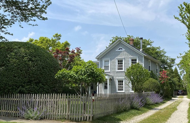 Amagansett Farmhouse Short Walk to Atlantic Ave Beach