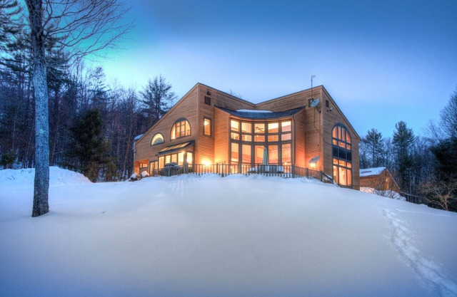 Amazing 100 Acre Estate - 10BRs, Swimming Pool, Sauna, Tennis & Hot Tub Retreat!