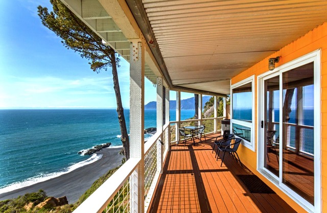 Amazing 2 bedroom by OceanviewHotTubs Tesla charging Shelter Cove Oceanfrontn