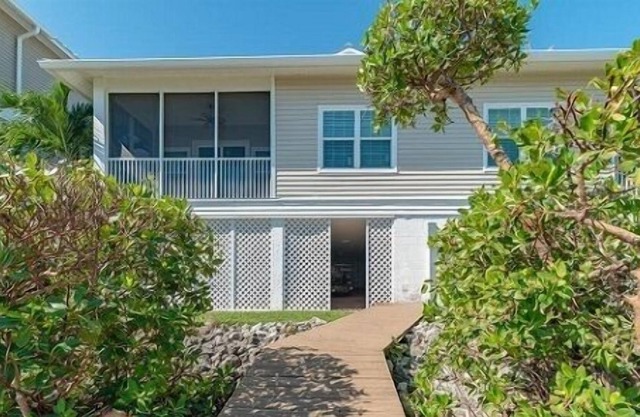 Amazing 3BDR 2BTH waterfront townhome in Goodland