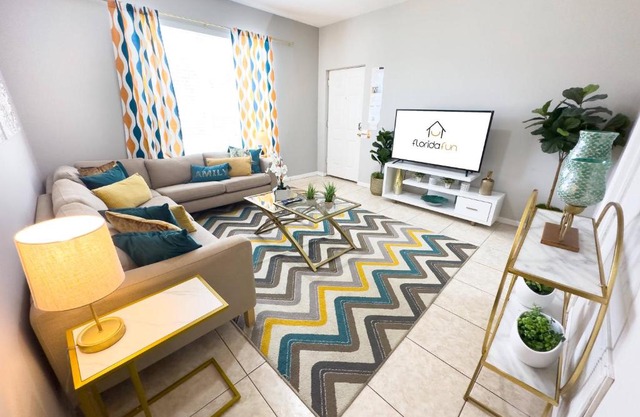 Amazing 4 bedrooms and 3 baths 2 miles from Disney