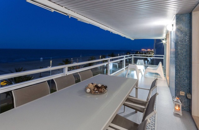 Amazing, 5 stars! Beautiful 27m2 terrace beachfront condo! WIFI 150MBS (VIDEO CALL)