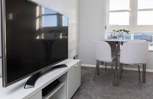 amazing apartments - Annandale St - Central luxury apt, free parking, sleeps 5