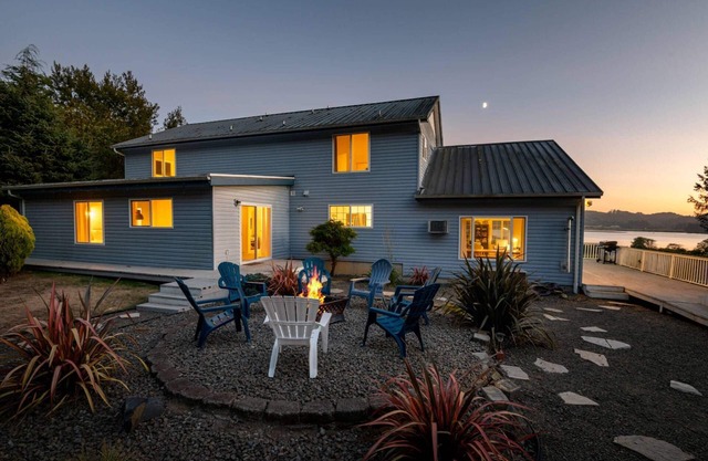 Amazing Bay Views, All Bedrooms w/En-Suite Bathrooms, Hot Tub, Fire-Pit, Bocce Ball, Cornhole, BBQ