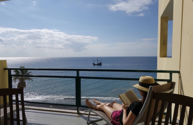 Amazing beach waterfront holiday apartment with ocean view and swimming pool